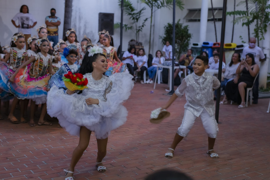 Quadrilha junina Cai Cai Balão